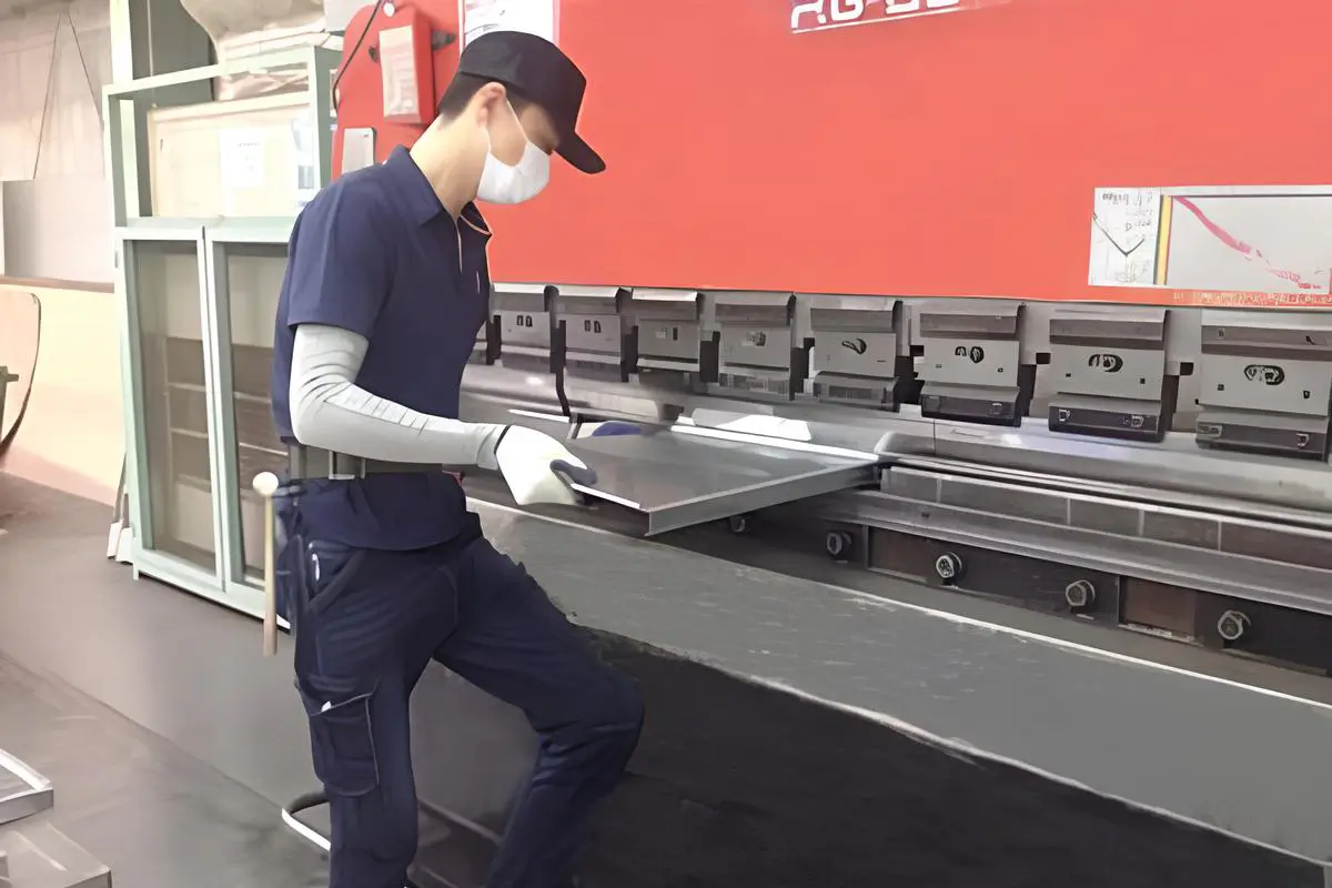 プレス機による折り曲げ