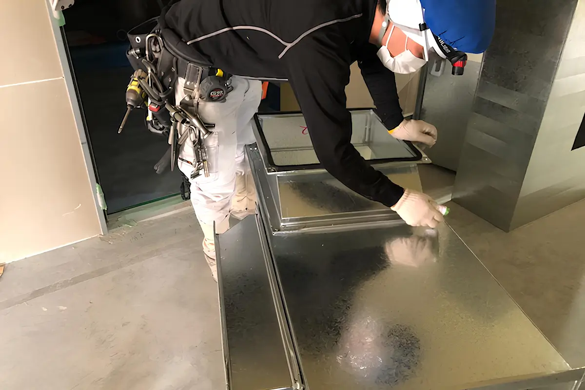角ダクト床作業